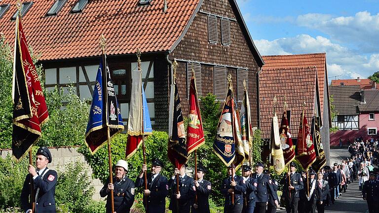 Im Festzug, voran die Musikkapellen Fridritt und Kleinwenkheim, sowie Fahnenabordnungen, ging es zum festlichen Gottesdienst.       -  Im Festzug, voran die Musikkapellen Fridritt und Kleinwenkheim, sowie Fahnenabordnungen, ging es zum festlichen Gottesdienst.