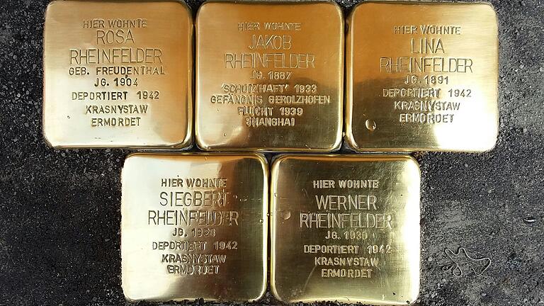 Vor dem Anwesen Steingrabenstraße 13 in Gerolzhofen erinnern fünf sogenannte Stolpersteine an die jüdische Familie Rheinfelder, die dort gewohnt hat und von Nationalsozialisten deportiert und ermordet wurde.