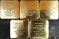 Vor dem Anwesen Steingrabenstraße 13 in Gerolzhofen erinnern fünf sogenannte Stolpersteine an die jüdische Familie Rheinfelder, die dort gewohnt hat und von Nationalsozialisten deportiert und ermordet wurde.