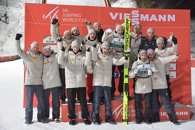 Lange mussten die Schweizer Fans auf einen Erfolg ihrer Skispringer bei einem Weltcupspringen im eigenen Land warten.