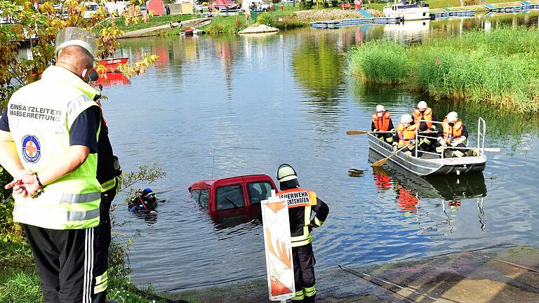 Die Fahrerin hatte ihren Wagen an der Rampe abgestellt, um sich über die Fährzeiten zu informieren. Die Fahrerin hatte ihren Wagen an der Rampe abgestellt, um sich über die Fährzeiten zu informieren.