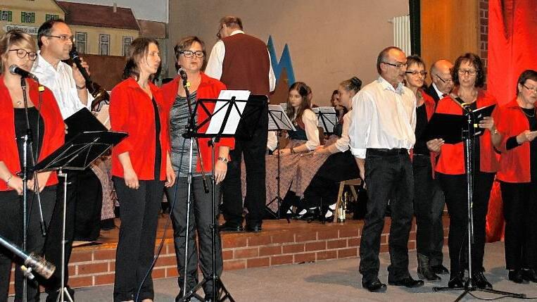 Chor und Orchester gemeinsam: Der Song 'We are the world' begeisterte das Publikum.