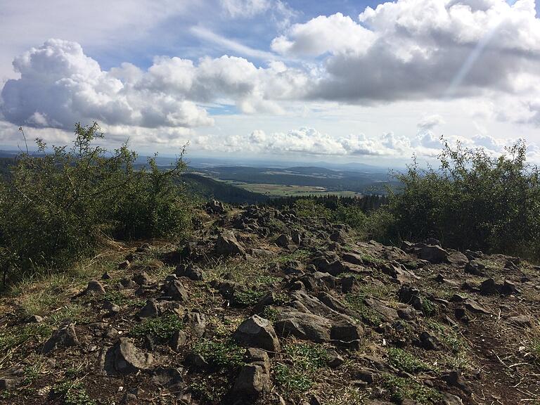 Von der Kalten Buche eröffnet sich dem Wanderer ein weiter Blick bis ins Grabfeld.