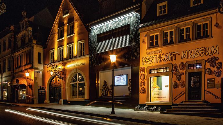 Einfach das Licht abschalten, um Energiekosten zu sparen? In Kitzingen sollen die Straßenlaternen bei Nacht vorerst weiter leuchten.