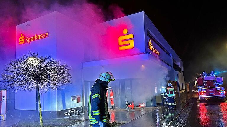 Starke Rauchentwicklung in der Sparkasse alarmierte am Mittwochabend die Feuerwehr Bad Königshofen. Zum Glück war es kein Brand, sondern ein sogenannter Schutznebel.