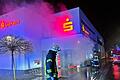 Starke Rauchentwicklung in der Sparkasse alarmierte am Mittwochabend die Feuerwehr Bad Königshofen. Zum Glück war es kein Brand, sondern ein sogenannter Schutznebel.