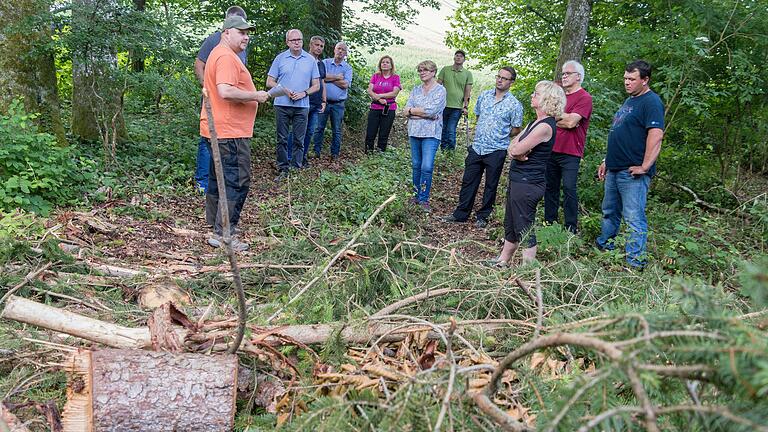 Die Aufarbeitung von Fichten-Schadholz mit dem Harvester besichtigte der Gemeinderat von Eußenheim beim Waldbegang.