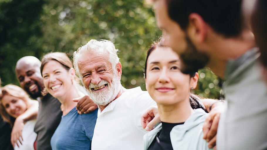 Happy diverse people together in the park       -  „Global denken, lokal handeln!“ – gemeinsam lässt sich vieles anpacken.
