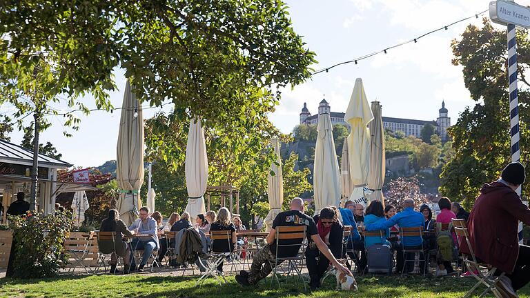 Solche Bilder wie hier vom Biergarten am Würzburger Alten Kranen aus dem Oktober vorigen Jahres wird es so schnell nicht geben. Die Staatsregierung hat die Öffnungspläne der Stadt vorerst eingebremst.