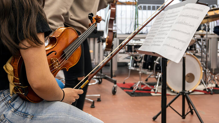 Symbolbild: Musikunterricht für junge Menschen.       -  Symbolbild: Musikunterricht für junge Menschen.