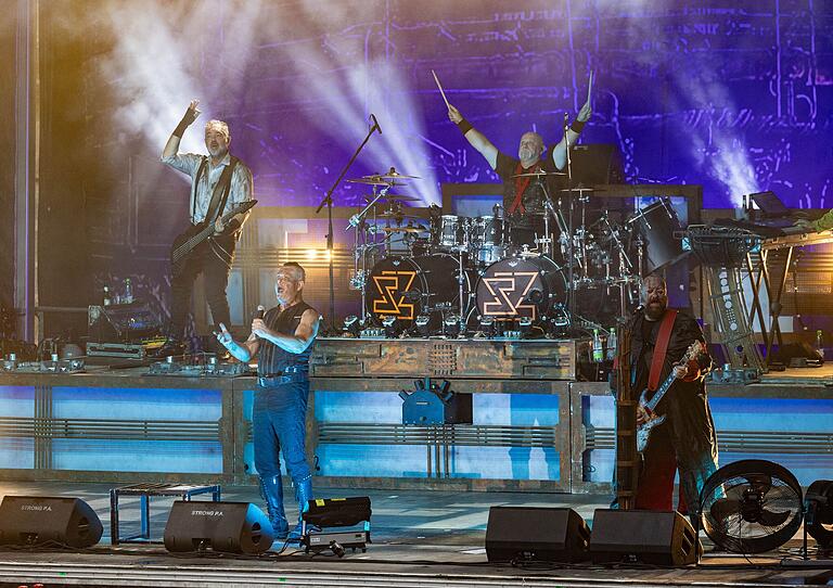 Die Nummer Eins der Rammstein Tribute Bands war am Samstag beim Rösler-Open-Air auf Schloss Eyrichshof zu hören. Die Nummer Eins der Rammstein Tribute Bands war am Samstag beim Rösler-Open-Air auf Schloss Eyrichshof zu hören.