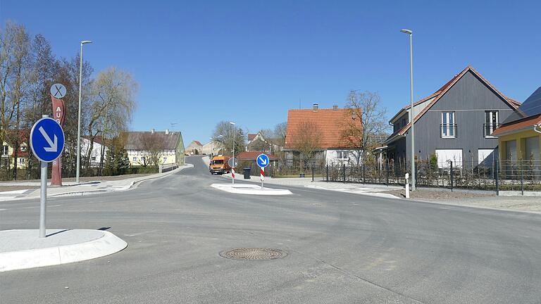 Bis auf die Markierung ist die Ortsdurchfahrt der B286 in Birklingen fertig. Bis auf die Markierung ist die Ortsdurchfahrt der B286 in Birklingen fertig.