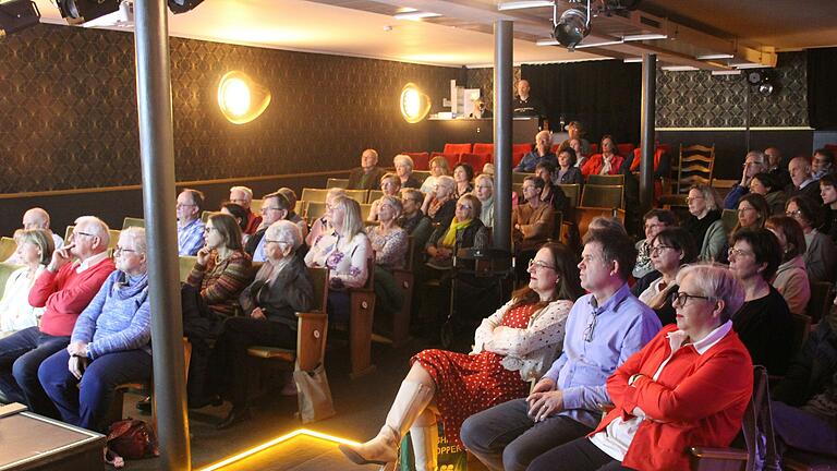 Die Mitglieder des Theatervereins in Gerolzhofen hörten sich die Informationen zum Theater-Projekt 'Wunderland' bei der Versammlung interessiert an. Die Mitglieder des Theatervereins in Gerolzhofen hörten sich die Informationen zum Theater-Projekt 'Wunderland' bei der Versammlung interessiert an.