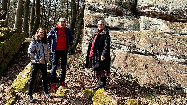 Unterwegs auf dem Eselsweg im März 2022 mit (von links) Brigitte Duffeck (Churfranken Tourismus), Günther Oettinger (ehemaliger Bürgermeister von Großheubach) und Dorothea Zöller (Gästeführerin). Unterwegs auf dem Eselsweg im März 2022 mit (von links) Brigitte Duffeck (Churfranken Tourismus), Günther Oettinger (ehemaliger Bürgermeister von Großheubach) und Dorothea Zöller (Gästeführerin).