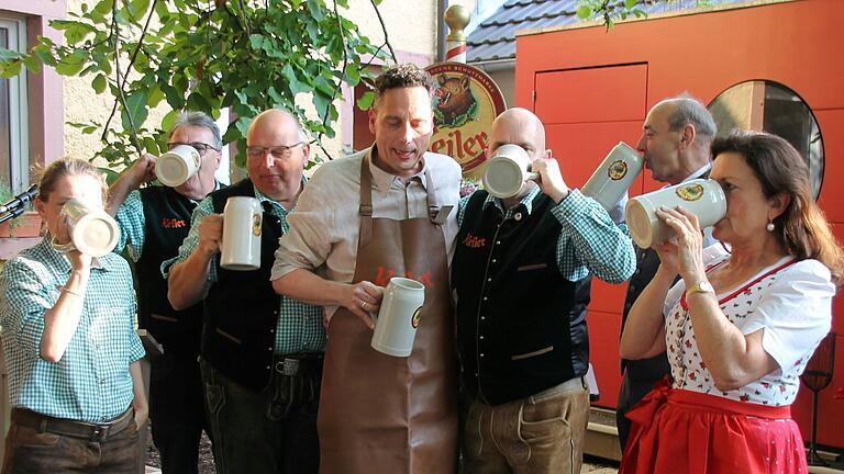 Durften das Festbier für die Spessartfestwoche schon mal probieren: (v.l., teilweise durch Krüge verdeckt) Landrätin Sabine Sitter, Hofbräu-Geschäftsführer Michael Haupt (Brautechnik), Braumeister Thomas Wamser, Bürgermeister Mario Paul, Hofbräu-Geschäftsführer Axel Kochinki (Vertrieb) sowie das Festwirtspaar Franz und Jutta Widmann.