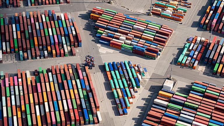 Containerterminal       -  Die deutsche Industrie hat überraschend mehr Aufträge bekommen (Archivbild).