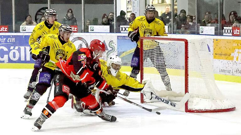 Großchance für Haßfurts Josef Dana (vorne) vor dem Bayreuther Gehäuse: Gästetorwart Daniel Arendas kann den Puck mit seiner Kelle noch abwehren. In Pegnitz traf der 21-Jährige mit einem Empty-Net-Goal zum 7:4-Auswärtssieg. Großchance für Haßfurts Josef Dana (vorne) vor dem Bayreuther Gehäuse: Gästetorwart Daniel Arendas kann den Puck mit seiner Kelle noch abwehren. In Pegnitz traf der 21-Jährige mit einem Empty-Net-Goal zum 7:4-Auswärtssieg.