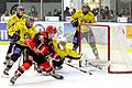 Großchance für Haßfurts Josef Dana (vorne) vor dem Bayreuther Gehäuse: Gästetorwart Daniel Arendas kann den Puck mit seiner Kelle noch abwehren. In Pegnitz traf der 21-Jährige mit einem Empty-Net-Goal zum 7:4-Auswärtssieg.