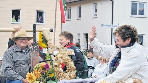 amilienausflug: Auf einem Traktor mit Ladefläche finden ohne Probleme gleich mehrere Generationen Platz.