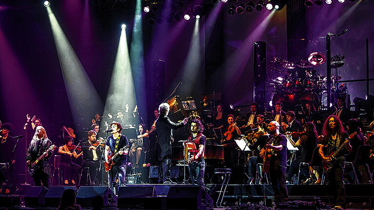 Höhepunkt des Abends: Hooters-Sänger Eric Bazilian (vorne Mitte) mit Band und Orchester in der Würzburger s.Oliver Arena.