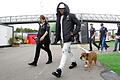 Mit Hund       -  Lewis Hamilton bringt seinen Hund Roscoe mit zur Formel-1-Medienrunde am Circuit de Catalunya in Barcelona. Foto: Manu Fernandez