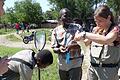 Ein Projekt, das die Stadt Würzburg vorantreiben will: Besseres Trinkwasser für die Insel Ijinga bei ihrer tansanischen Partnerstadt Mwanza. Im Bild Antje Fuss, Biologie-Doktorandin im Missionsärztlichen Institut mit Helfern.