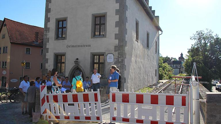 Am Schlössle traf sich der Ochsenfurter Stadtrat, um sich über die geplante Stadtpromenade zu informieren.