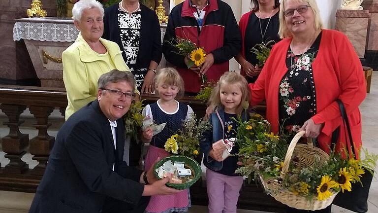 Sie freuen sich über das tolle Spendenergebnis zugunsten des Schulprojektes in der Pfarrgemeinde Nkile: Pfarrer Thomas Amrehn, zwei Kinder, die beim Kräutersammeln dabei waren, Gertrud Wieland, Erzieherin in der Kita Unterspiesheim (vordere Reihe, von links); hintere Reihe: Dora Stahl, Großmutter eines Kindes in der Kita und Helferin in der Gemeinde, Inge Henkel, PGR-Vorsitzende, Siegfried Wieland, aktiv in der Gemeindehilfe, Inge Sternecker, im Leitungsteam der Kita St. Sebastian Unterspiesheim (von links). Sie freuen sich über das tolle Spendenergebnis zugunsten des Schulprojektes in der Pfarrgemeinde Nkile: Pfarrer Thomas Amrehn, zwei Kinder, die beim Kräutersammeln dabei waren, Gertrud Wieland, Erzieherin in der Kita Unterspiesheim (vordere Reihe, von links); hintere Reihe: Dora Stahl, Großmutter eines Kindes in der Kita und Helferin in der Gemeinde, Inge Henkel, PGR-Vorsitzende, Siegfried Wieland, aktiv in der Gemeindehilfe, Inge Sternecker, im Leitungsteam der Kita St. Sebastian Unterspiesheim (von links).