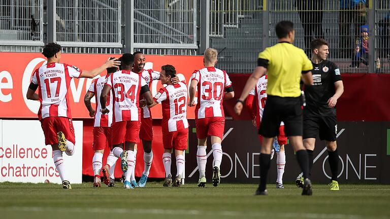 Nicht einmal zwei Minuten hat's gedauert: Die Würzburger Kickers jubeln mit dem Torschützen zum 1:0, Saliou Sané (Mitte).