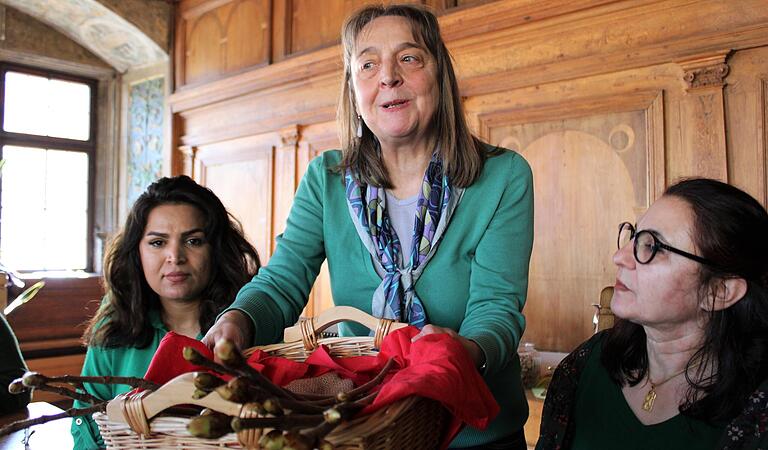 Auch ein 'wachsendes' Brauchtum: Karin Anger verteilt Kastanien-Stecklinge an die Frauen. Nach einigen Wochen in der Vase sprießen Blüten aus dem Holz.&nbsp;