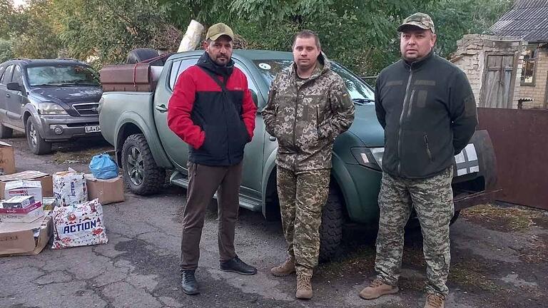 In der Ukraine haben Soldaten die Hilfsgüter mit Pickups abgeholt und dorthin gebracht, wo sie dringend gebraucht werden. In der Ukraine haben Soldaten die Hilfsgüter mit Pickups abgeholt und dorthin gebracht, wo sie dringend gebraucht werden.
