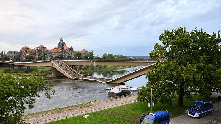 Carolabrücke in Dresden eingestürzt       -  Mehr als 24 Stunden nach dem Teileinsturz der Carolabrücke ist es ruhig an der Unfallstelle.