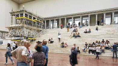 Wie eine Zeitreise in die Antike: Der Altar des Pergamonmuseums in Berlin. Das Haus schließt demnächst für Jahre. Es muss renoviert werden. Wie eine Zeitreise in die Antike: Der Altar des Pergamonmuseums in Berlin. Das Haus schließt demnächst für Jahre. Es muss renoviert werden.