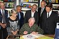 Roland Martin trägt sich ins Goldene Buch der Stadt Gerolzhofen ein. Mit im Bild (von links) Dingolshausens Altbürgermeister Erwin Loos, Martins Tochter Dale Jones, Dingolshausens Bürgermeister Lothar Zachmann, Main-Post-Redakteur Norbert Vollmann, Gerolzhofens 2. Bürgermeister Erich Servatius und Bürgermeister Thorsten Wozniak.