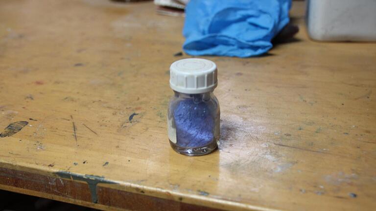 Diese geringe Menge Lapislazuli-Blau ist für unter 300 Euro nicht erhältlich. - Diese geringe Menge Lapislazuli-Blau ist für unter 300 Euro nicht erhältlich. Diese geringe Menge Lapislazuli-Blau ist für unter 300 Euro nicht erhältlich. - Diese geringe Menge Lapislazuli-Blau ist für unter 300 Euro nicht erhältlich.