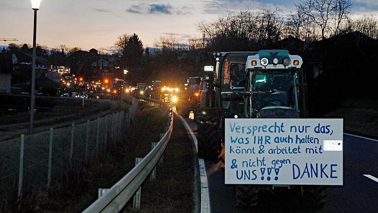 Sonnenaufgang im Werntal: Rund 40 Fahrzeuge blockierten eine Fahrspur der B26.&nbsp;