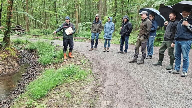 Um das Wasser im Wald zu halten, will Förster Gregor Wobschall noch weitere Feuchtbiotope anlegen. Im Rahmen einer Fortbildung für Waldbesitzende hat der staatliche Revierleiter sein Wassermanagementkonzept den gut zehn Teilnehmenden vorgestellt. Biotope, verfüllte Gräben und Totholz sind dabei einzelne Bausteine seines Maßnahmenpaketes.