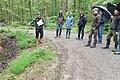 Um das Wasser im Wald zu halten, will Förster Gregor Wobschall noch weitere Feuchtbiotope anlegen. Im Rahmen einer Fortbildung für Waldbesitzende hat der staatliche Revierleiter sein Wassermanagementkonzept den gut zehn Teilnehmenden vorgestellt. Biotope, verfüllte Gräben und Totholz sind dabei einzelne Bausteine seines Maßnahmenpaketes.