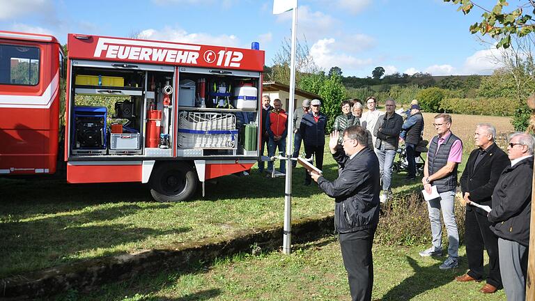 Pfarrer Oliver Störr spendete dem neuen Fahrzeug den kirchlichen Segen.