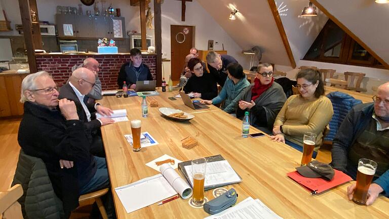 Auf dem Foto (von links): Peter Hofmann, Jürgen Lippert (Erster Bürgermeister), Robert Lampert, Dr. Gerrit Himmelsbach (Projektleiter des Archäologischen Spessart-Projekts), Erwin Seufert, Hans Dittmeier, Claudia Koch, Andreas Koch, Katharina Bald, Conny Schmid, Susanne Weber, Kurt Stratil.