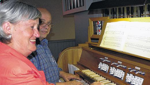 Spielen gern auf der Königin der Instrumente: Die Organisten Vera Klein und Leo Breitenbach aus Obersinn.