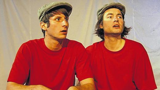 Fast Zwillinge: Johann (Thomas Mangold) und Ludwig (Johannes Bauer) im &bdquo;Zweier ohne&ldquo; im Theater Sommerhaus.