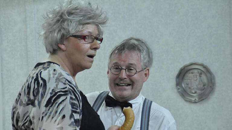 In der Komödie 'Leberwurst und falscher Adel' trifft eine lebensfrohe Rentnerin (Christine Krapf) ihren Traummann (Kurt Manger). Foto: Peter Klopf       -  In der Komödie 'Leberwurst und falscher Adel' trifft eine lebensfrohe Rentnerin (Christine Krapf) ihren Traummann (Kurt Manger). Foto: Peter Klopf