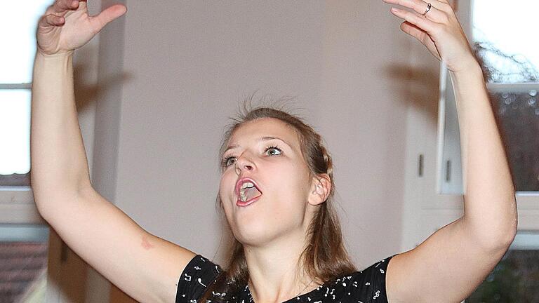 Mirja Betzer hat bei der Sängerschulung in Münnerstadt schon bewiesen, dass sie rund 100 Sängerinnen und Sänger in den Griff bekommt. Da dürfte sie mit dem Landkreismännerchor, den sie ab sofort leitet, keine Probleme haben. Archivfoto: Dieter Britz - Mirja Betzer hat bei der Sängerschulung in Münnerstadt schon bewiesen, dass sie rund 100 Sängerinnen und Sänger in den Griff bekommt. Da dürfte sie mit dem Landkreismännerchor, den sie ab sofort leitet, keine Probleme haben. Archivfoto: Dieter Britz Mirja Betzer hat bei der Sängerschulung in Münnerstadt schon bewiesen, dass sie rund 100 Sängerinnen und Sänger in den Griff bekommt. Da dürfte sie mit dem Landkreismännerchor, den sie ab sofort leitet, keine Probleme haben. Archivfoto: Dieter Britz - Mirja Betzer hat bei der Sängerschulung in Münnerstadt schon bewiesen, dass sie rund 100 Sängerinnen und Sänger in den Griff bekommt. Da dürfte sie mit dem Landkreismännerchor, den sie ab sofort leitet, keine Probleme haben. Archivfoto: Dieter Britz