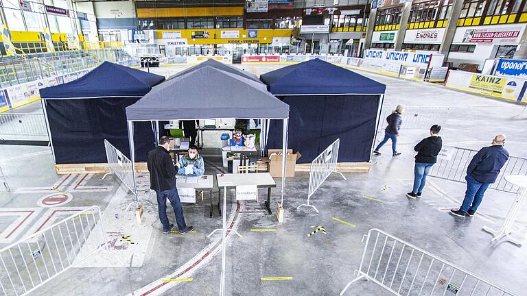 Das Corona-Schnelltestzentrum in der Haßfurter Eishalle. Bislang wurden knapp 20 000 Schnelltests in den Einrichtungen der Städte und Gemeinden im Landkreis Haßberge durchgeführt. Das Corona-Schnelltestzentrum in der Haßfurter Eishalle. Bislang wurden knapp 20 000 Schnelltests in den Einrichtungen der Städte und Gemeinden im Landkreis Haßberge durchgeführt.