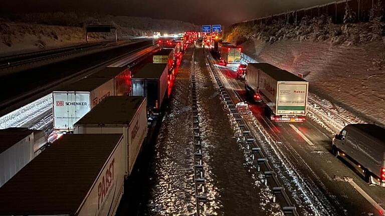 Stau auf der A3 bei Würzburg in Richtung Frankfurt wegen Schneefall im April.