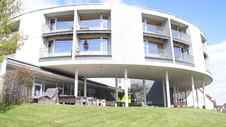 Mit ihrer markanten Architektur ist die Umweltbildungsstätte ein Blickfang in Oberelsbach.