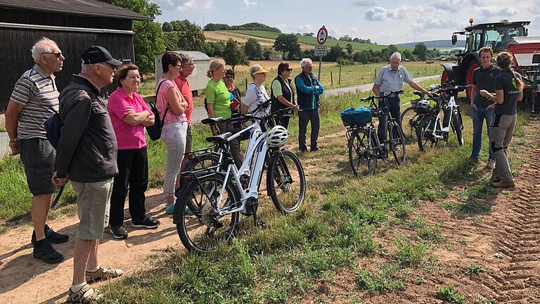 Mitglieder des Siedlervereins Herschfeld bei der Ankunft am Versuchsfeld Löwenhain. Auf dem Bild rechts außen die jungen Bio-Landwirte Sarah und Daniel Flach.