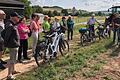 Mitglieder des Siedlervereins Herschfeld bei der Ankunft am Versuchsfeld Löwenhain. Auf dem Bild rechts außen die jungen Bio-Landwirte Sarah und Daniel Flach.