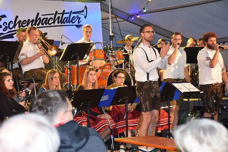 Bereits am Freitagabend starteten die Festlichkeiten mit Partymusik von den Eschenbachtaler Musikanten im Festzelt. Bereits am Freitagabend starteten die Festlichkeiten mit Partymusik von den Eschenbachtaler Musikanten im Festzelt.